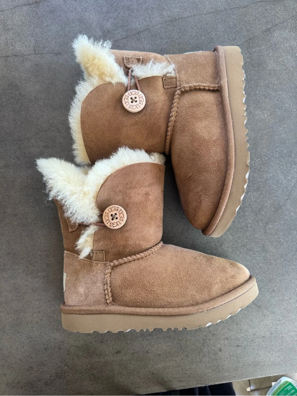 Kids Ugg boots Bailey button in chestnut brand new, never worn